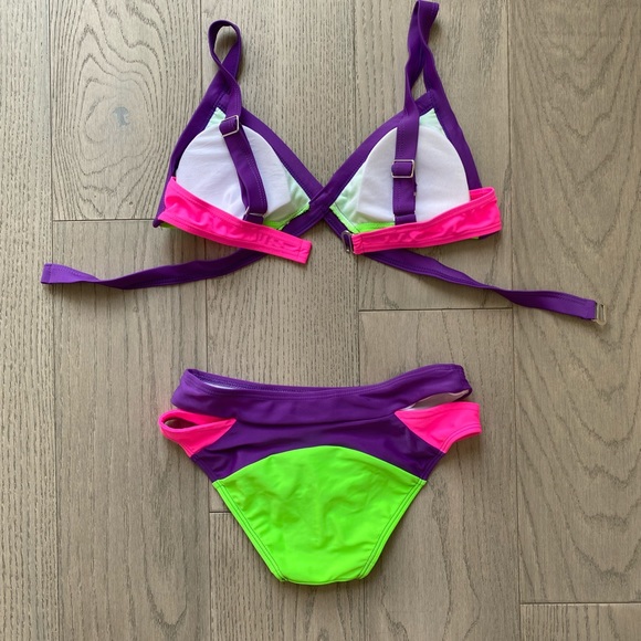 Cut out neon bikini - Picture 2 of 3
